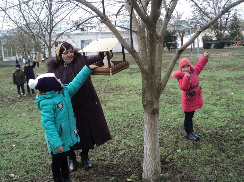 В селе Измаильского района второклассники вместе с родителями устроили птичью столовую в парке возле школы