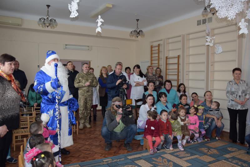 Измаильские пограничники вместе со Святым Николаем поздравили с праздником воспитанников дома ребенка