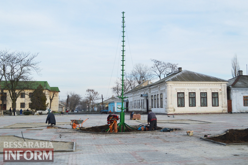 На Центральной площади Килии одновременно завершают реконструкцию и готовятся к Новому году (фото)