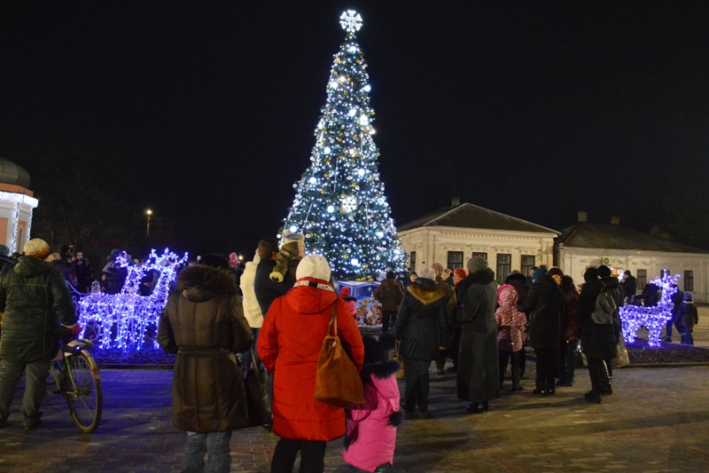"Раз, два, три! Ёлочка горы!" - в Килии на Центральной площади включили новогоднюю иллюминацию (фоторепортаж)