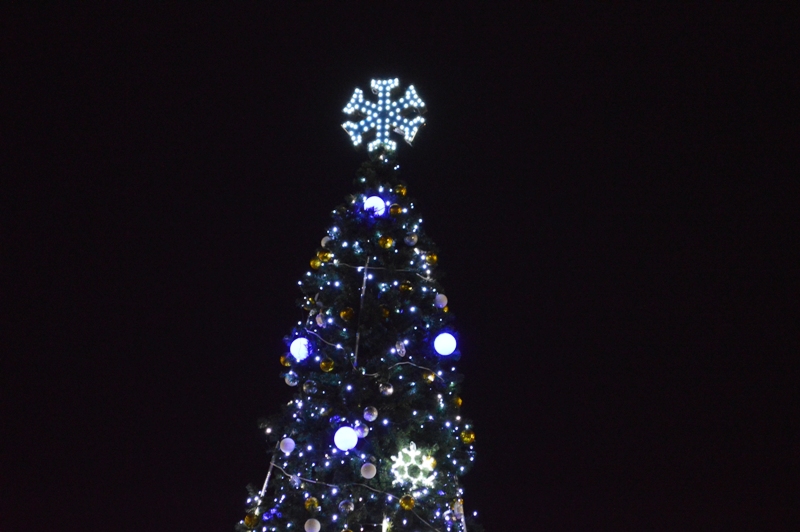 "Раз, два, три! Ёлочка горы!" - в Килии на Центральной площади включили новогоднюю иллюминацию (фоторепортаж)