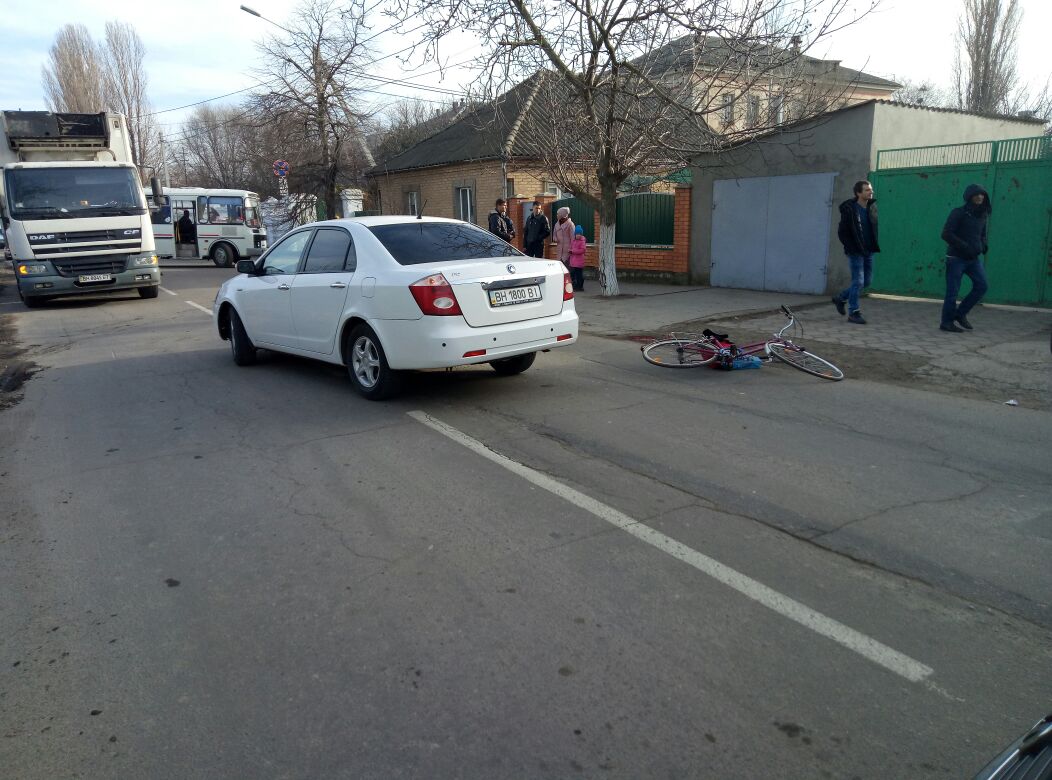 В Измаиле женщина-велосипедист получила тяжелые травмы в результате столкновения с автомобилем.