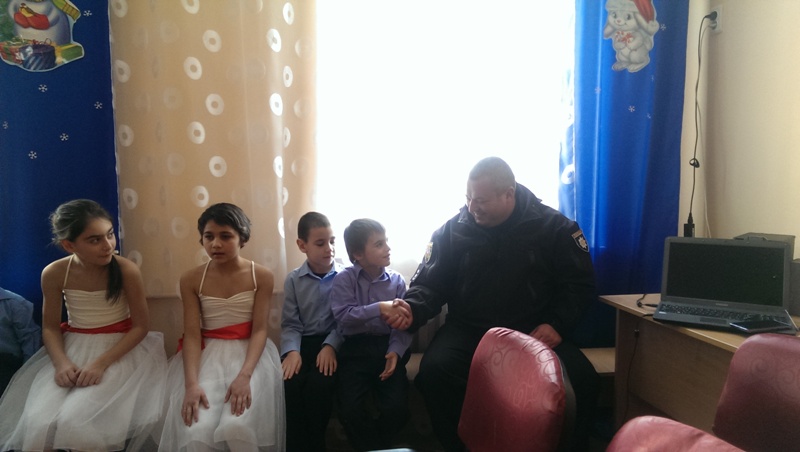 Полицейские Измаила поздравили с Днем Святого Николая малышей в приюте