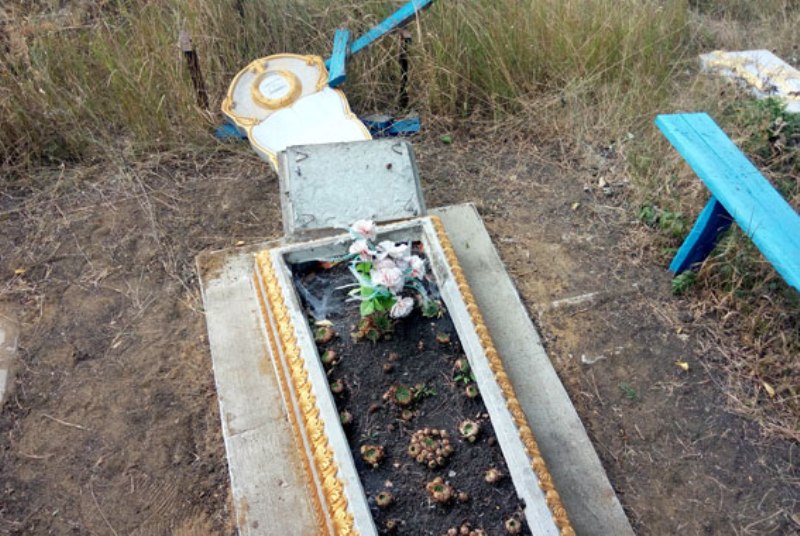 В Маяках поймали женщину, которая по пьяне крушила памятники на местном кладбище.