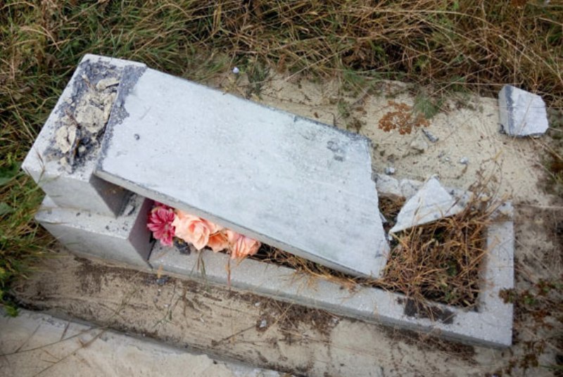 В Маяках поймали женщину, которая по пьяни трощила памятники на местном кладбище