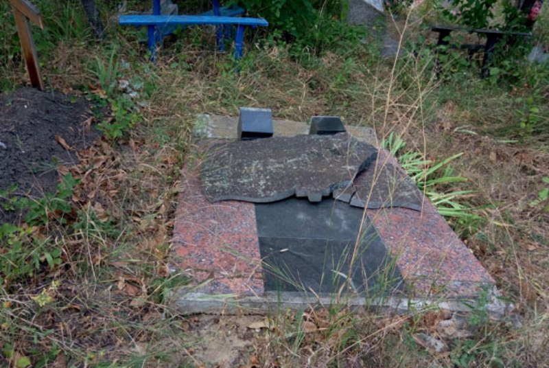В Маяках поймали женщину, которая по пьяне крушила памятники на местном кладбище.