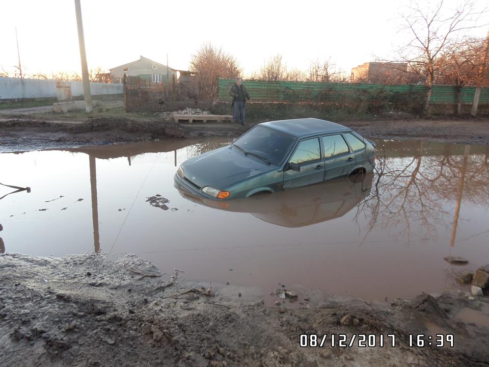 В Белгород-Днестровском посреди дороги утонул автомобиль