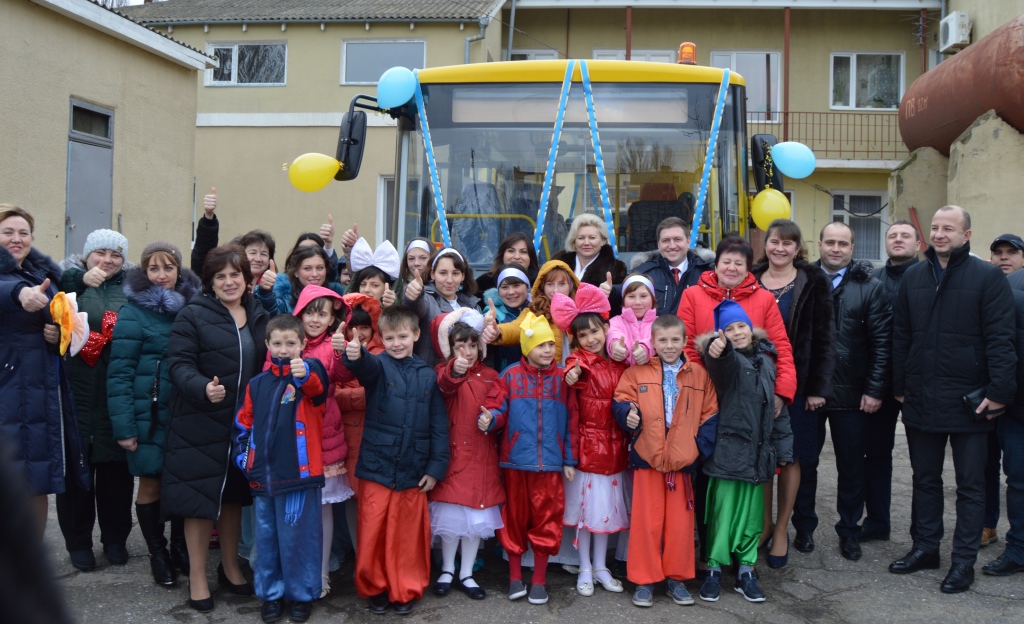 Новенький школьный автобус детям Белгород-Днестровского Центра реабилитации  подарили районные власти