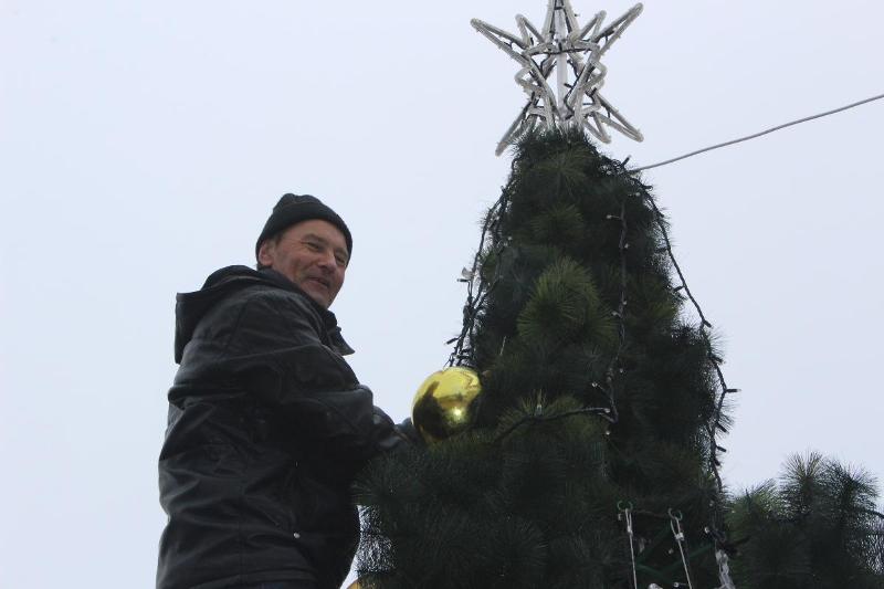 В Аккермане на площади перед мэрией установили главную новогоднюю ёлку