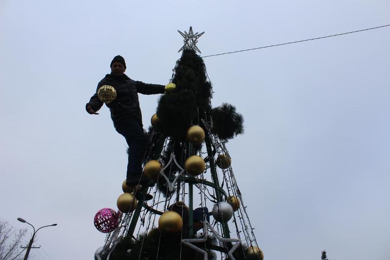 В Аккермане на площади перед мэрией установили главную новогоднюю елку