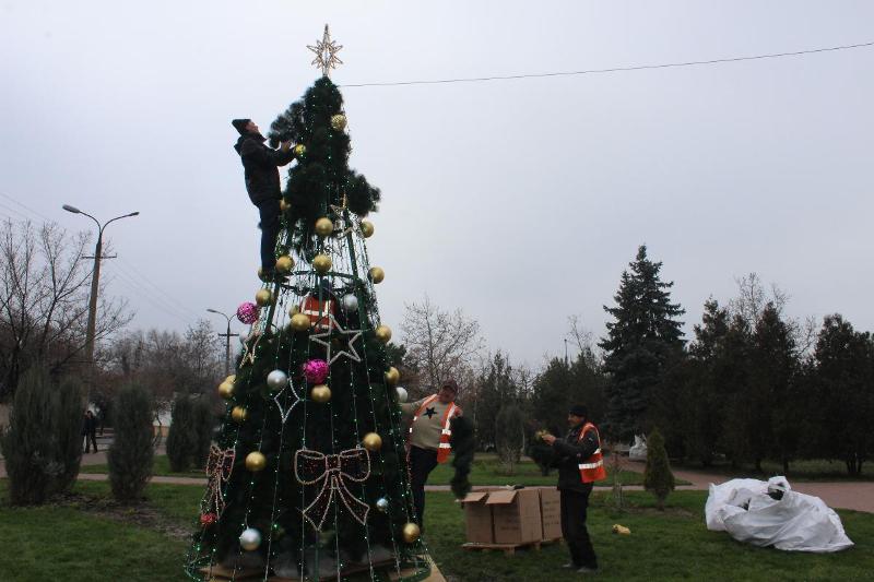 В Аккермане на площади перед мэрией установили главную новогоднюю ёлку