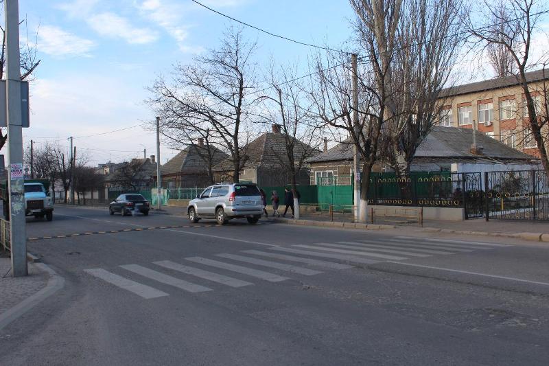 В Белгороде-Днестровском возле учебных заведений устанавливают "лежачих полицейских"