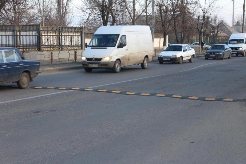В Белгороде-Днестровском у учебных заведений устанавливают "лежачих полицейских"