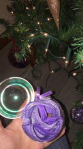 «Пошленького Рождества»: 74-летняя бабушка случайно нарядила елку женскими стрингами