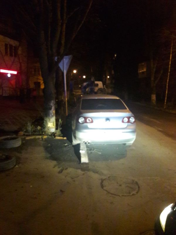 В Измаиле минувшей ночью Volkswagen врезался в придорожное дерево