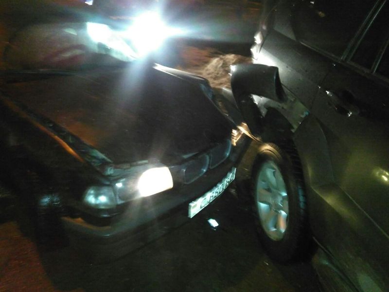 Полицейская погоня в Измаиле: пьяный на BMW врезался в припаркованную Toyota Prado