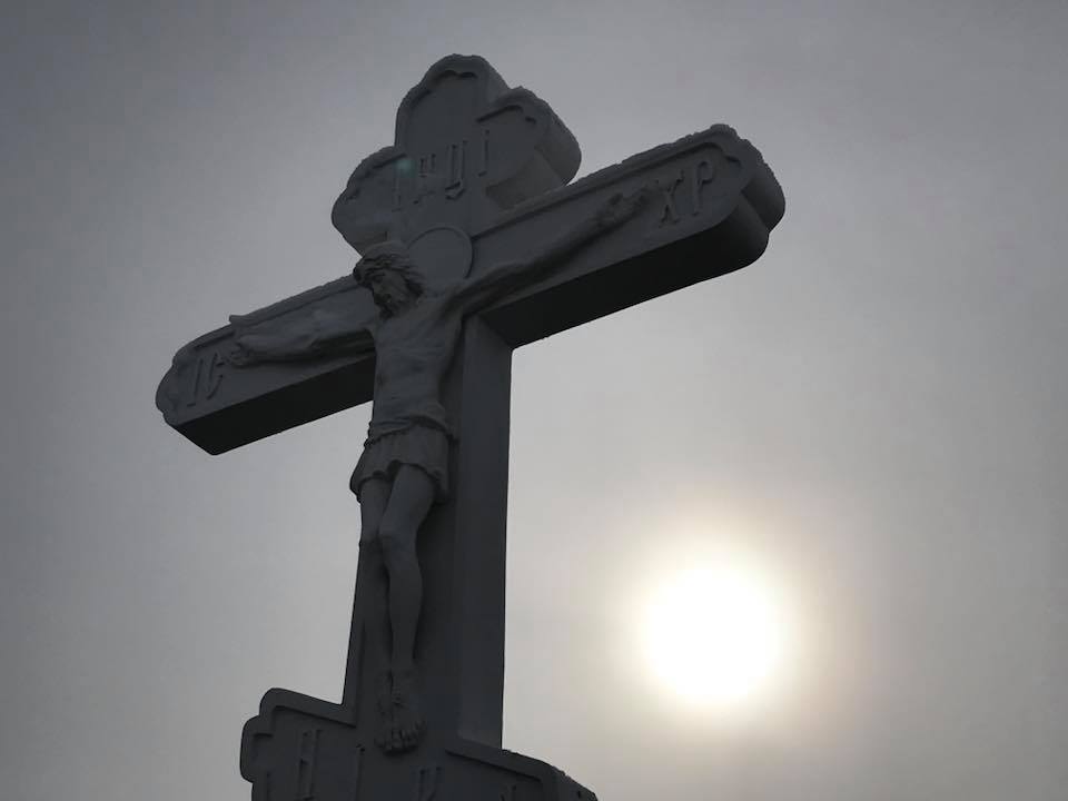 На въезде в Килию установили и освятили новый придорожный крест