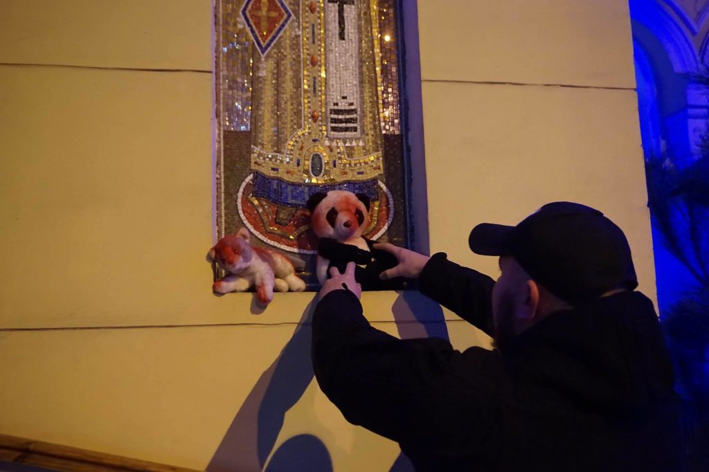 Одесские активисты присоединились к акции «Принеси куклу», направленной против УПЦ Московского патриархата