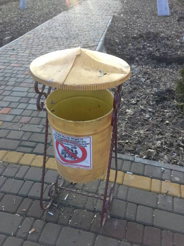 Фотофакт: в Тарутино хулиганы разоряют автобусные остановки и ломают новые урны для мусора