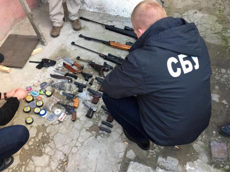 Житель Белгород-Днестровского реставрировал и переделывал на боевое травматическое оружие для продажи.