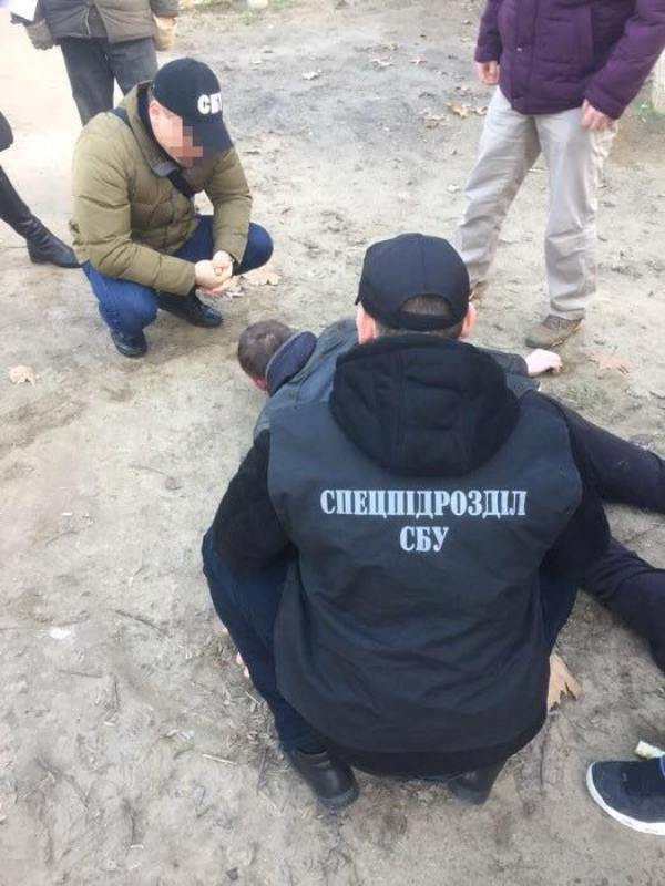 Житель Белгород-Днестровского реставрировал и переделывал на боевое травматическое оружие для продажи