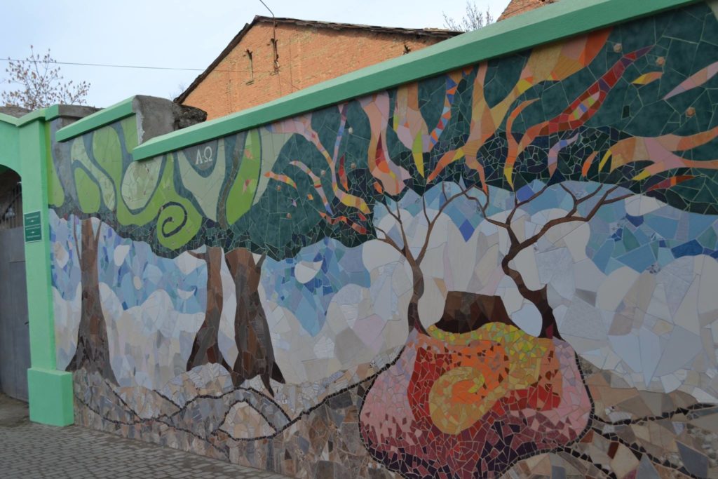 Сильным духом аккерманцам: Фонд «Возрождение» подарил старинному городу уникальную мозаичную стену