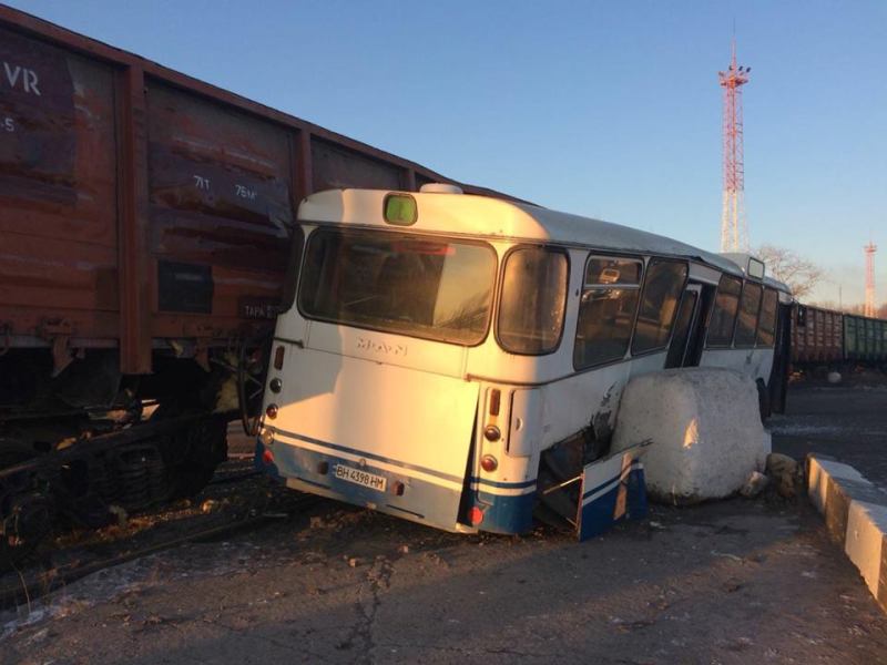 В Одесской области столкнулись пассажирский автобус и товарный поезд - есть пострадавшие