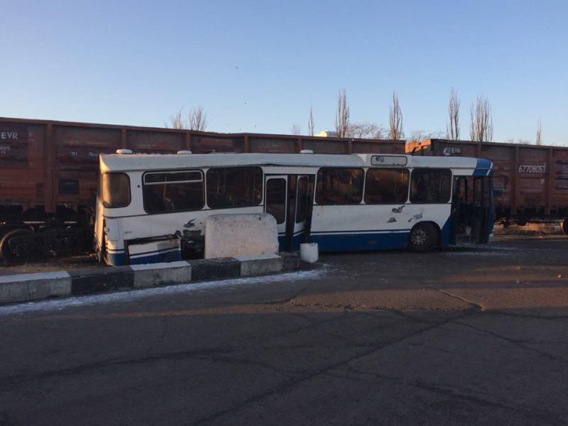 В Одесской области столкнулись пассажирский автобус и товарный поезд.