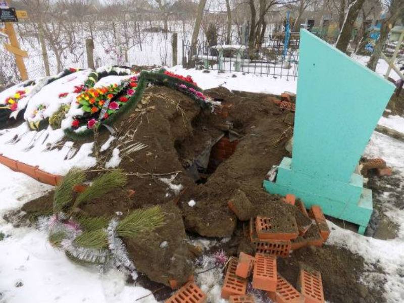 Белгород-Днестровский р-н: в Шабо вандалы разрушили склеп на кладбище, открыв при этом доступ к гробу