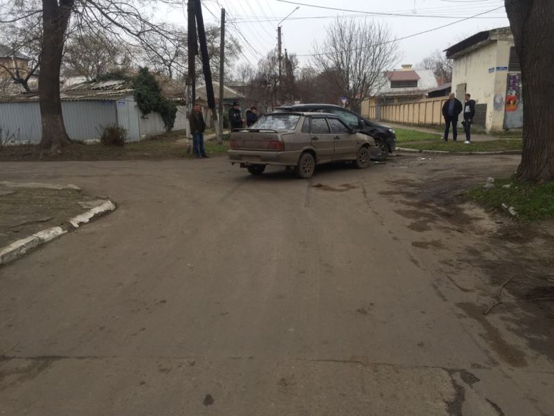В Измаиле на Пушкина столкнулись две легковушки: Ford не пропустил ВАЗ