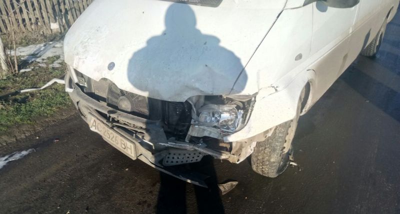 Измаильский р-н: в Сафьянах невнимательный водитель микроавтобуса Mercedes из-за гололеда отправил Nissan в столб.