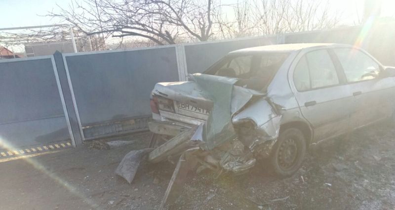 Измаильский р-н: в Сафьянах невнимательный водитель микроавтобуса Mercedes из-за гололеда отправил Nissan в столб