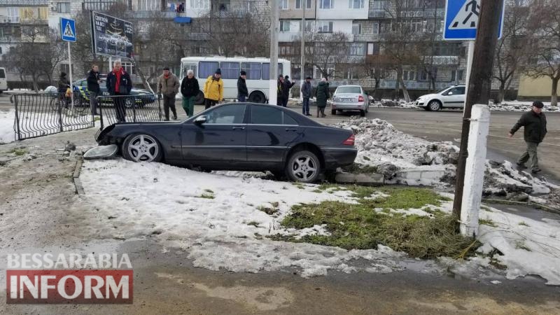 Авария в Измаиле: столкнулись ВАЗ и Mercedes-Benz, один человек попал в больницу