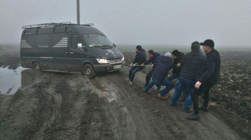 Застрявшие в болоте: пассажиры легковушки, направляющейся из Килии в Вилково, всю ночь прождали помощи в поле