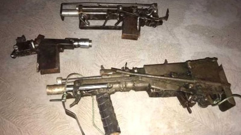 "Узи" и пистолеты: полиция показала оружейную мастерскую.