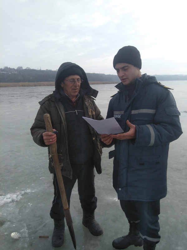 Болград: вслед за рыбаками на лед озера Ялпуг вышли спасатели