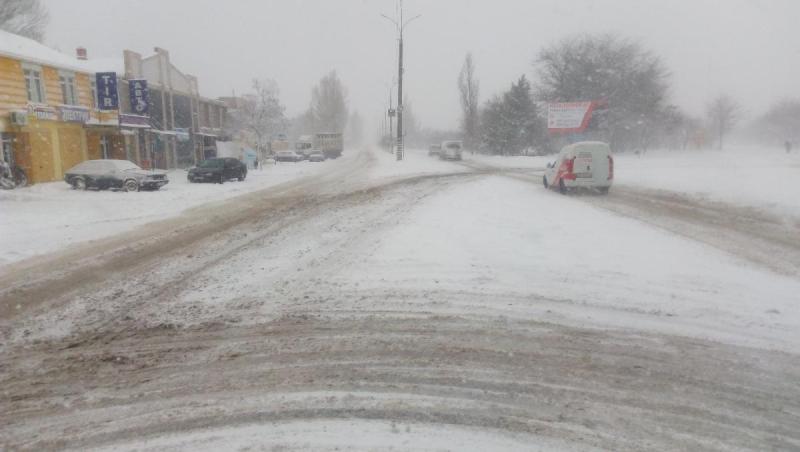 Заснеженный Аккерман: коммунальщики расчищают улицы города от снега