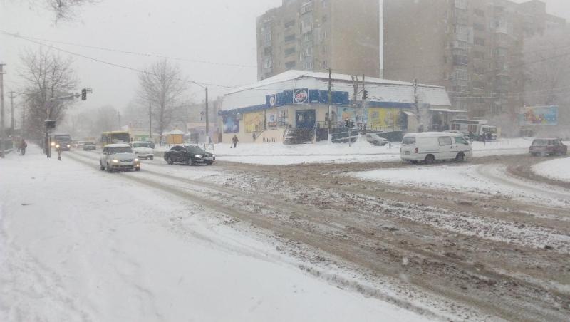 Заснеженный Аккерман: коммунальщики расчищают улицы города от снега