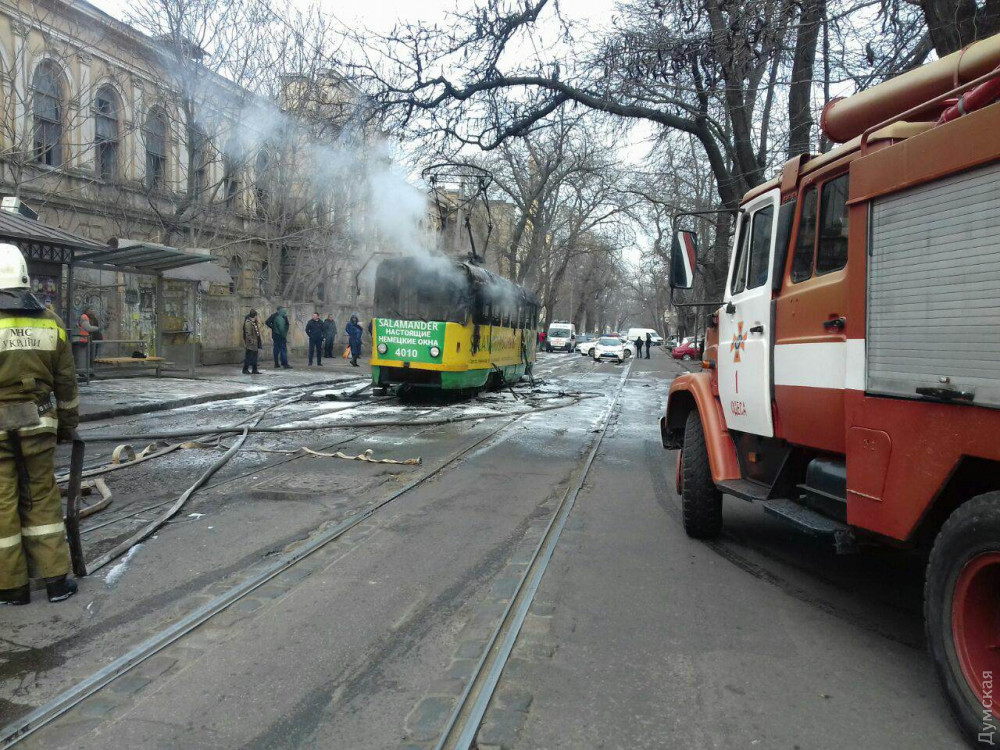 В Одессе на ходу загорелся трамвай: пассажиры в панике ринулись.