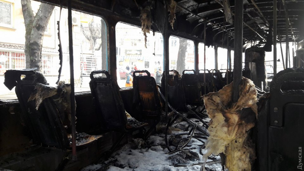 В Одессе на ходу загорелся трамвай: пассажиры в панике ринулись выбивать двери и окна, женщина сломала ногу