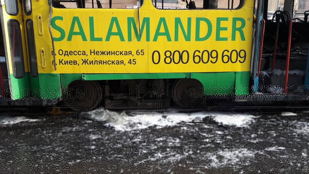 В Одессе на ходу загорелся трамвай: пассажиры в панике ринулись выбивать двери и окна, женщина сломала ногу