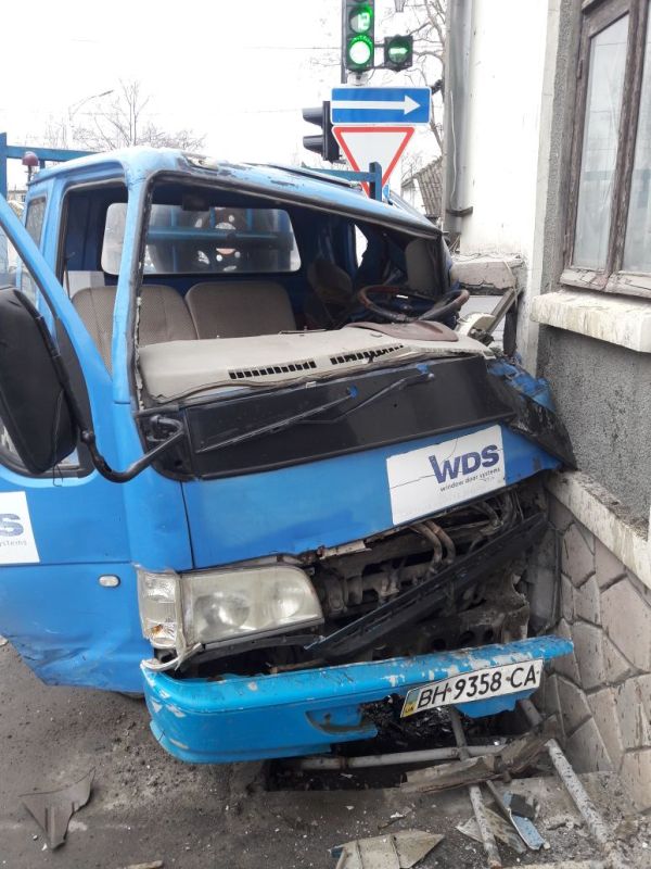 В Измаиле в результате ДТП грузовик въехал в стену здания, водителя увезли в больницу.