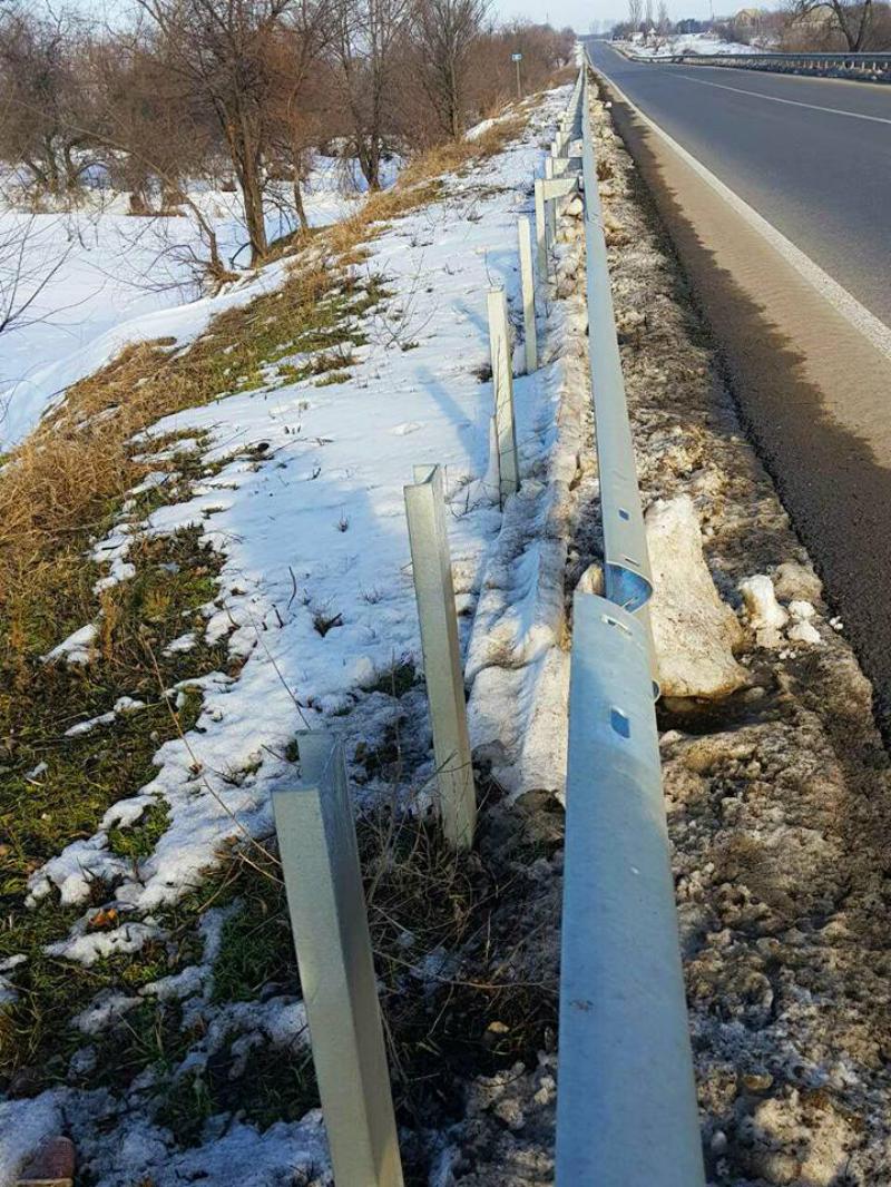 На трассе Одесса-Рены неизвестные схватили 40 метров барьерного ограждения