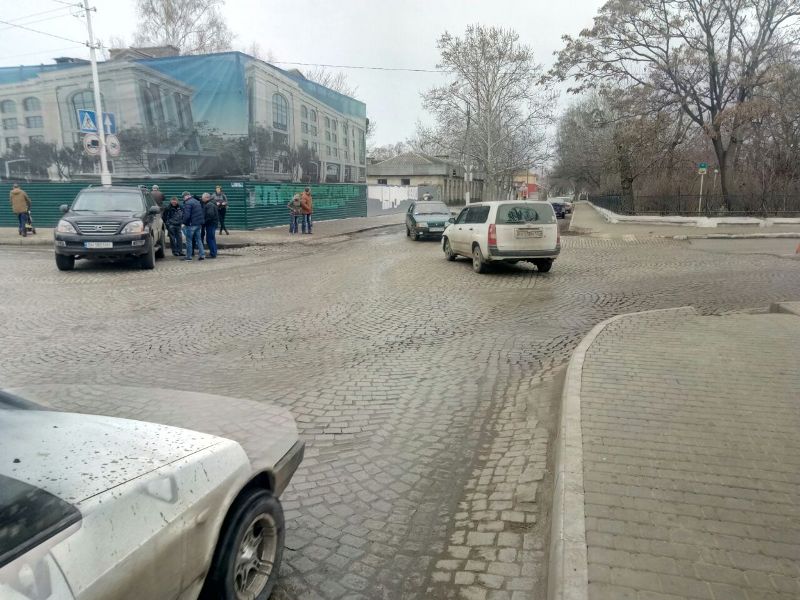 Авария возле памятника Суворову в Измаиле: Toyota не уступила Lexus-у