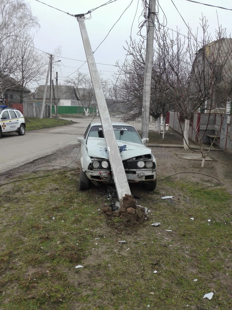 В Измаиле водитель BMW снес электрический столб и оставил без света жителей нескольких улиц