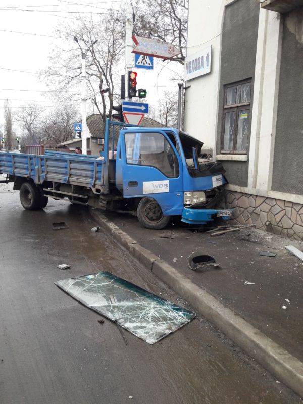 В Измаиле в результате ДТП грузовик въехал в стену здания, водителя увезли в больницу