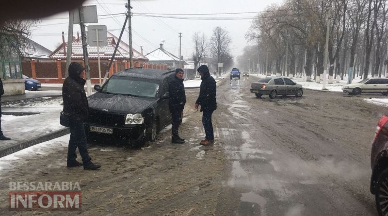 В Измаиле из-за человеческой невнимательности и снегопада столкнулись Jeep и Renault
