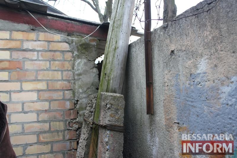 В центре Измаила вот-вот рухнет столб ЛЭП, опирающийся на бетонный забор