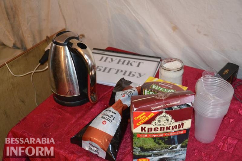 Спасатели Измаила дарят тепло мерзнущим горожанам и угощают их горячим чаем.