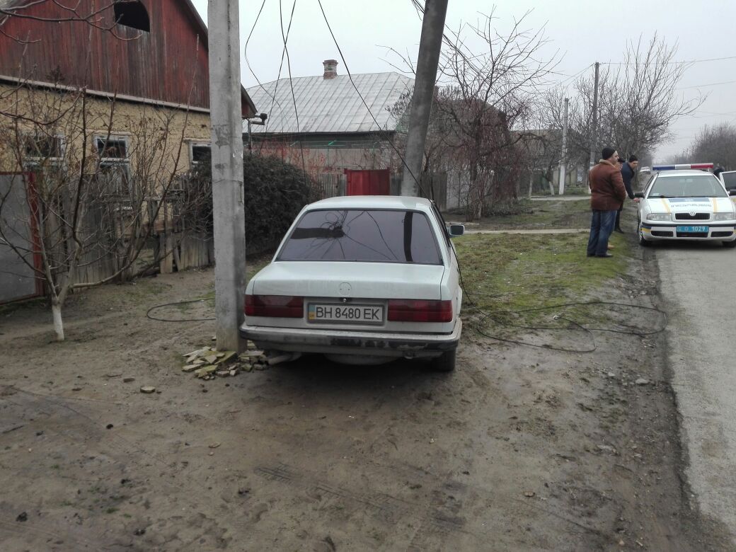 В Измаиле водитель BMW снес электрический столб и оставил без света жителей нескольких улиц